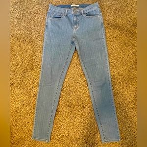 Levi’s 710 Super Skinny Jeans. High rise waist. Size 31.